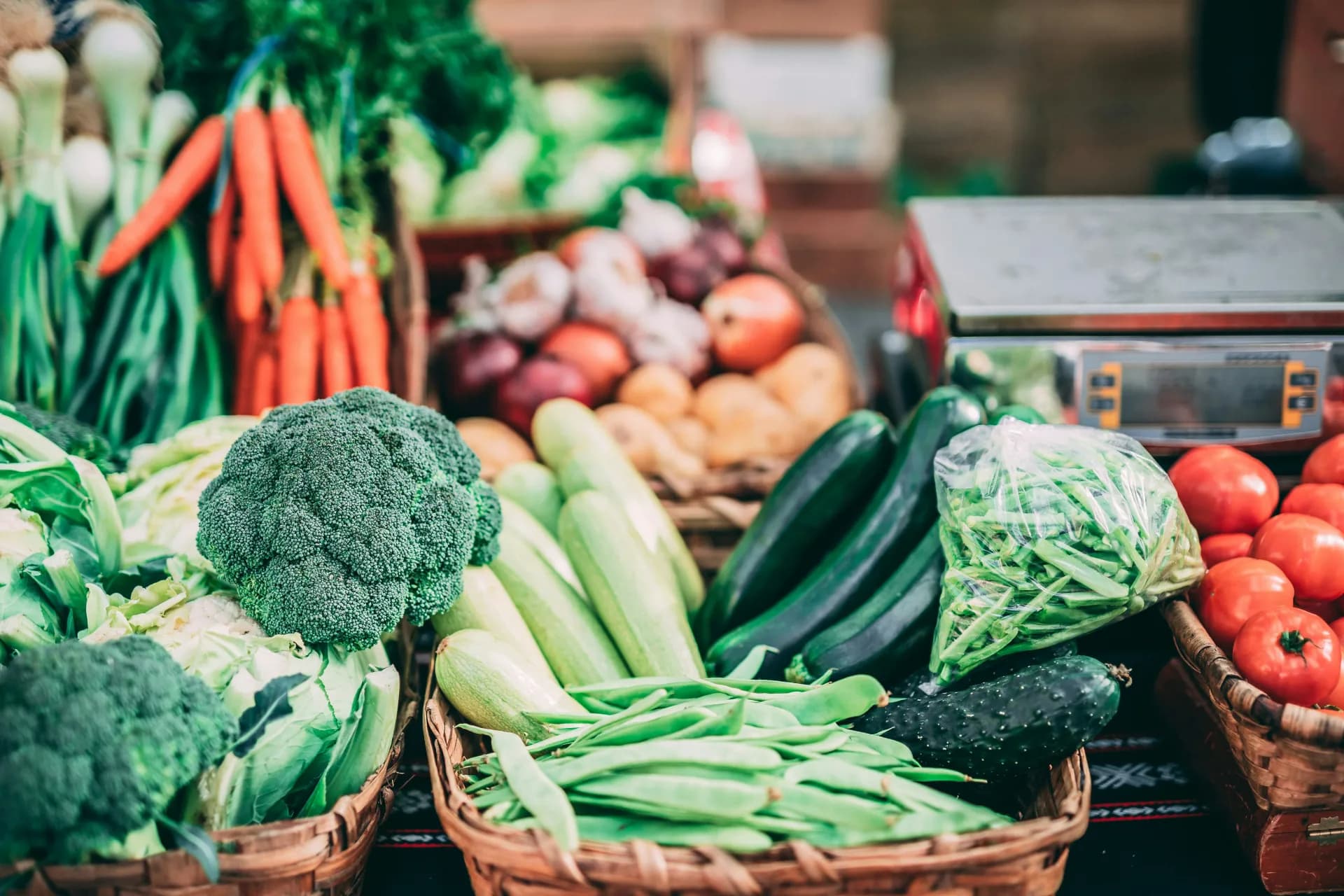 Large seasonal box with a generous mix of Dutch vegetables