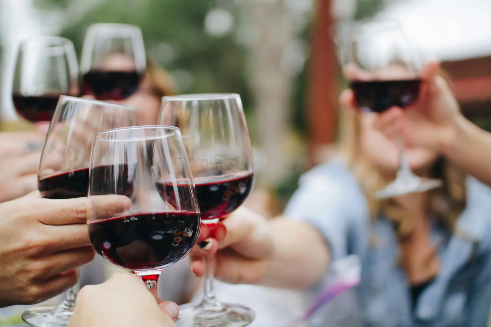 People sharing a relaxed wine tasting conversation over glasses